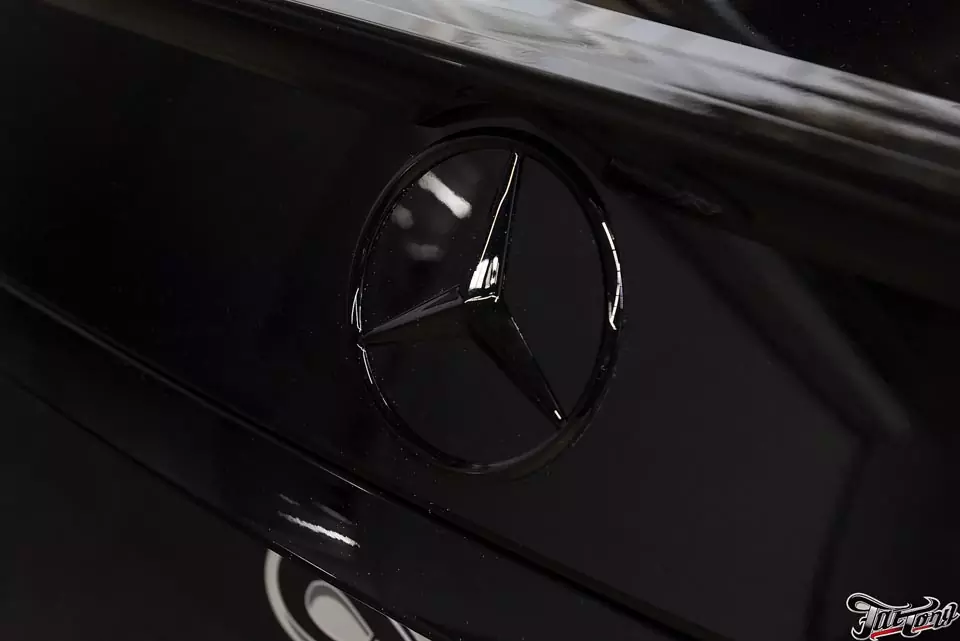 Mercedes CLS. Удаление хрома с кузова и окрас в черный глянец (антихром).
